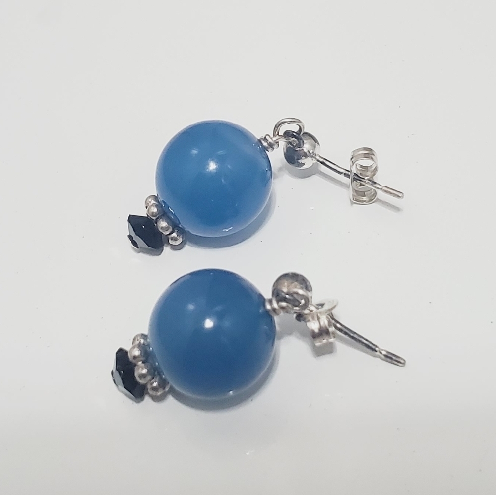 Polished Blue Beads And Dramatic Silver Beads Drape Below The Collar. 🌴